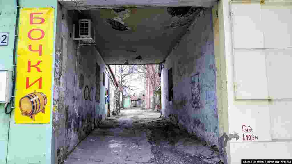 Лише за п'ять хвилин ходьби від центру можна опинитися в атмосфері розрухи