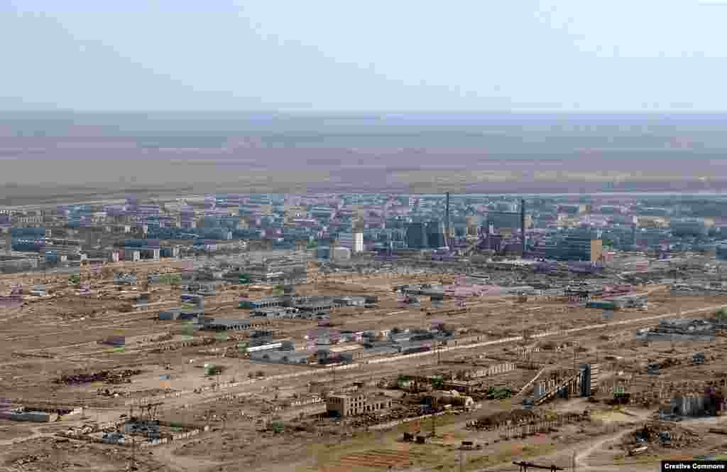 Вид с воздуха на город Байконур, в котором в 2009 году жило около 36 тысяч человек. Практически вся экономика города &laquo;завязана&raquo; на космической отрасли. В советский период около 70 процентов населения города составляли этнические русские, оставшиеся 30 процентов &mdash; в основном казахи. Сейчас соотношение 70 на 30 изменилось в противоположную сторону: большинство населения &mdash; казахи, менее трети &mdash; русские.