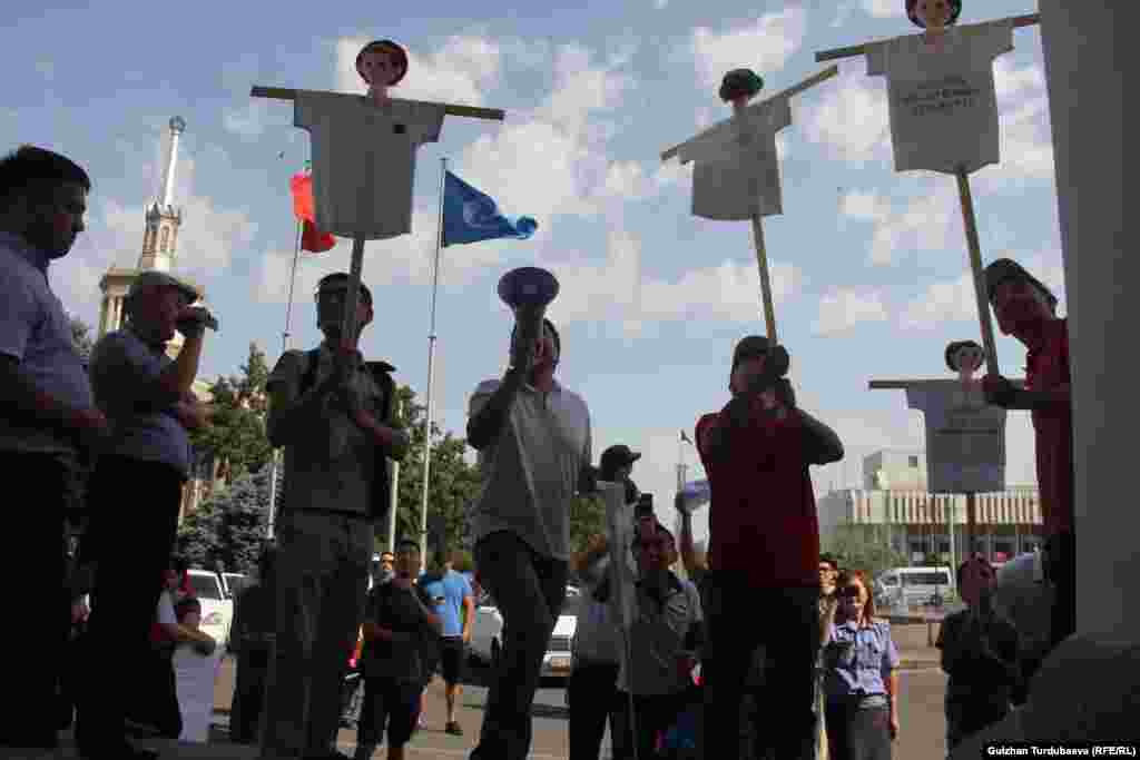 Талапкерлердин мамлекеттик тилди билүү деңгээлин аныктоо максатында түзүлгөн комиссия Азиз Суракматовду бир добуштан "кыргыз тилин билет&rdquo; деген чечим чыгарган. Бирок анын дилбаянында кетирген каталары социалдык тармакка тарап, шакабага айланды.