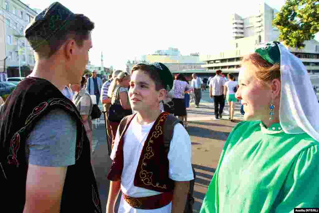 Махсус Печән базарына дип Арчадан килгән татар егет-кызлары