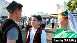 Татар яшьләре Казанда Печән базарын җанландыра