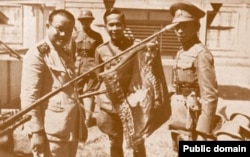 Генерал-майор Плек Пибун Сонгкрам (в центре) вместе с другими таиландскими офицерами позирует с захваченным в бою знаменем 2-го французского пехотного полка. 16 января 1941 года