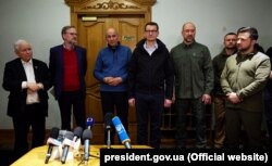 Президент України Володимир Зеленський і прем'єр-міністр Денис Шмигаль, прем'єр-міністр Польщі Матеуш Моравецький та віцепрем'єр-міністр Ярослав Качинський, прем'єр-міністр Чехії Петр Фіала та прем'єр-міністр Словенії Янез Янша під час спільного брифінгу в Києві, 15 березня 2022 року