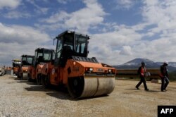 Utilaje ale companiei Bechtel, pe o autostradă din Kosovo, în 2011, când încă era în derulare contractul pentru realizarea autostrăzii Transilvania. Oficiali ai statului român au acuzat atunci compania că se concentrează mai multe pe proiecte din alte țări, decât pe cel din România.