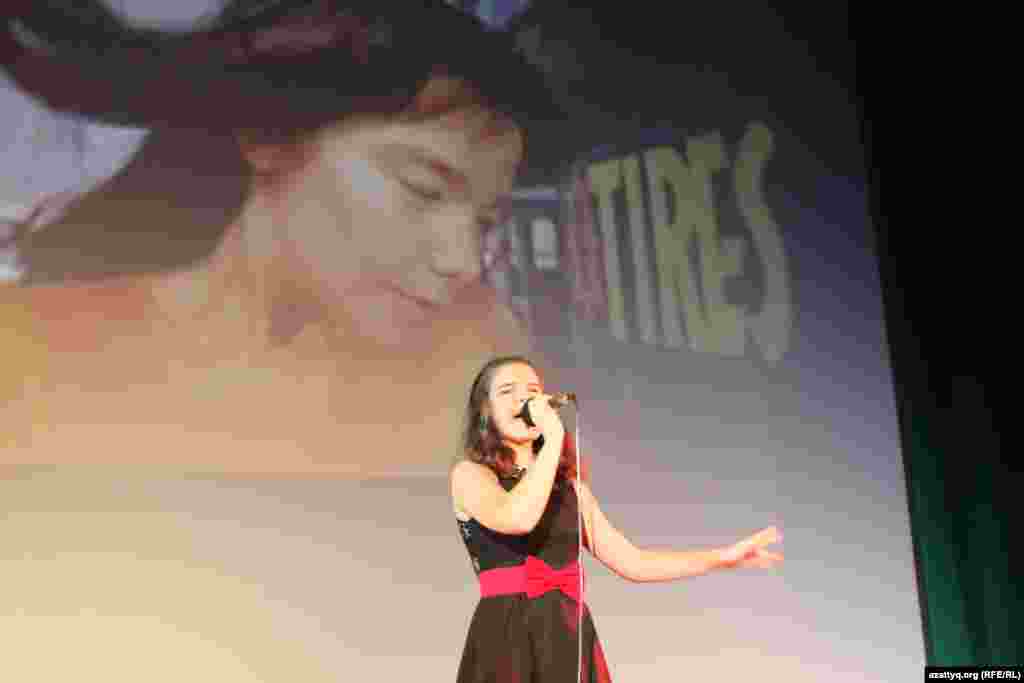 София Чабан поет песню исландской певицы Бьорк It's оh so quiet. Прага, 8 ноября 2014 года. 