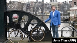 Міхеїл Саакашвілі позує для фотосесії, Амстердам, 7 березня 2018 року