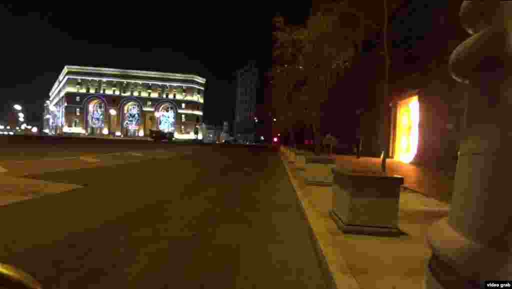 "Горящая дверь Лубянки &ndash; это перчатка, которую бросает общество в лицо террористической угрозе. Федеральная служба безопасности действует методом непрерывного террора и удерживает власть над 146 000 000 человек. Страх превращает свободных людей в слипшуюся массу разрозненных тел". Так описывается акция Павленского у ФСБ.&nbsp;