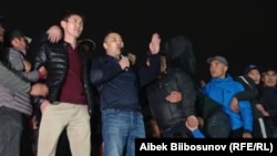 Садыр Жапаров выступает на площади «Ала-Тоо» перед митингующими, 6 октября 2020 г.