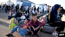 گروهی از مهاجرین افغان از جمله زنان و کودکان که اخیراً از ایران برگشته اند.