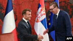 Presidenti i Serbisë, Aleksandar Vuçiq (djathtas), dhe ai i Francës, Emmanuel Macron, takohen në Beograd, 29 gusht 2024.