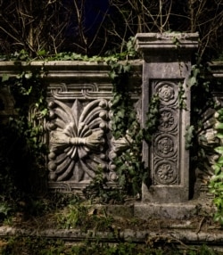 დანგრეული სანატორიუმის გალავანზე სუროა მოდებული.