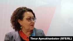 Депутат мажилиса Ирина Смирнова в студии Азаттыка в Астане в 2019 году