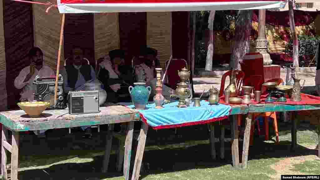 په یو سټال د استعمال دودیز توکي اېښودل شوي دي. 