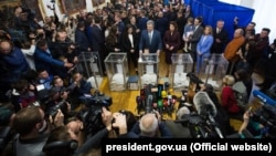 Петро Порошенко Киевде добуш бергенден кийин, 31-март 2019-жыл.