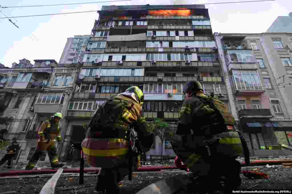 На світанку пожежники ще гасили вогонь у квартирі, який спалахнув під час нічної атаки.Керівництво Росії заперечує, що російська армія під час повномасштабної війни завдає цілеспрямованих ударів по цивільній інфраструктурі міст і сіл України, убиваючи цивільне населення.Українська влада і міжнародні організації кваліфікують ці удари як воєнні злочини Російської Федерації і наголошують, що вони мають цілеспрямований характер.
