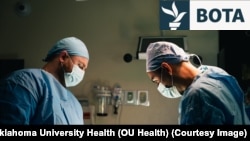 Kirurgët ukrainas gjatë programit vëzhgues "Operacioni Ukraina" në Shëndetësinë e Universitetit të Oklahomës (OU Health)