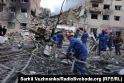 ДСНС і комунальники столиці працюють на місці влучення. Київ. Ранок 17 червня 2025 року