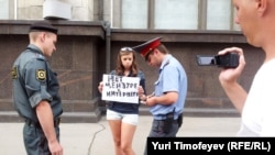 Пикетка чыкканнарның берсе янында полиция хезмәткәрләре