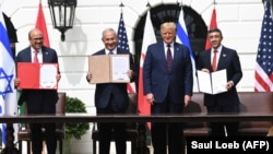 Бахрейндин тышкы иштер министри Абдуллатиф аз-Заяни, Израилдин премьер-министри Биньямин Нетаняху, АКШнын президенти Дональд Трамп жана БАЭнин тышкы иштер министри Абдулла бен Зайед Аль Нахайян. Вашингтон, 15-сентябрь, 2020-жыл. 