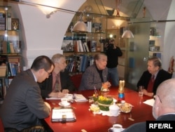 Старшыня Рады БНР Івонка Сурвіла гутарыць з Вацлавам Гаўлам