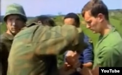 Nicholas Ribiq me helmetë, ndërsa anëtarët e Ushtrisë së Republikës Sërpska marrin peng pjesëtarë të OKB-së në fund të majit 1995, në Pale, pranë Sarajevës. Video: YT / Lidhja Patriotike e BeH.