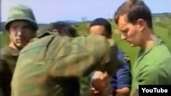 Пале, Босна, јуни 1995 година. Снимка од видео: Војници на ООН земени како заложници од страна на Србите. YouTube. Лево: Николас Рибиќ од Канада.