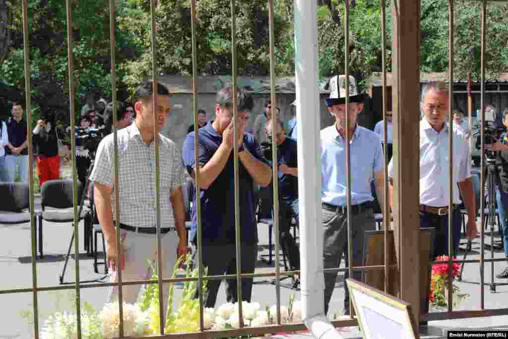 Уланбек Эгизбаев 1990-жылы 12-февралда Кочкор районунда туулган.&nbsp;Ал 2013-жылы Кыргыз-түрк &ldquo;Манас&rdquo; университетинин коммуникация факультетин, 2015-жылы БГУнун саясат таануу багыты боюнча магистратураны аяктаган.&nbsp;2012-жылы "Агым" гезитинде кабарчы болуп иштеген.&nbsp;"Азаттык" радиосунда 2013-жылдан тарта иштей баштаган.&nbsp; 