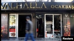 Prolaznik pored demoliranog turskog restorana u Podgorici, 27. oktobra 2025.