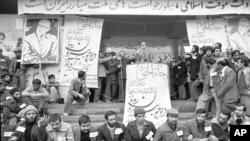 1979 წლის 9 თებერვალს. მეჰდი ბაზარგანი თეირანის უნივერსიტეტში სიტყვით გამოდის, ის ირანის მთავრობის ახალ ლიდერად დაასახელეს. მეჰდი ბაზარგანი პირობას დებს, რომ ალაჰს დაუბრუნებს ირანული ცხოვრების ყველა ასპექტს, გააცოცხლებს ეკონომიკას, დანიშნავს თავისუფალ არჩევნებს და გადადგება, რათა გაუთავისუფლოს გზა ისლამურ რეჟიმს.