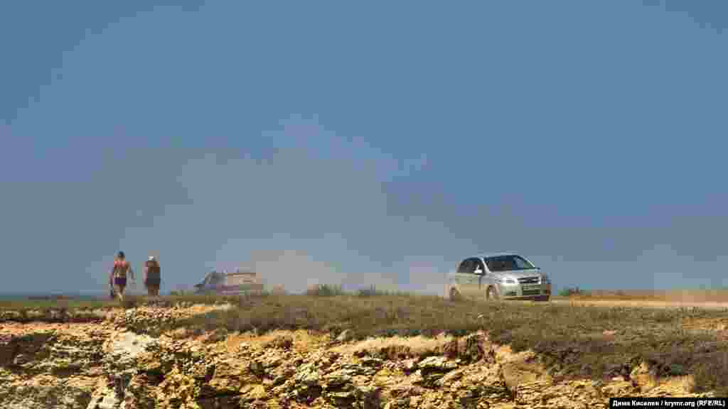 Потрапити до Чаші кохання і Атлеш можна по воді і по суші. Піша прогулянка, однак, досить тривала для туристів, тому відпочивальники частіше їдуть туди на власних авто