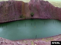 «Атомное» озеро на территории бывшего Семипалатинского полигона. Восточно-Казахстанская область, 22 августа 2009 года.