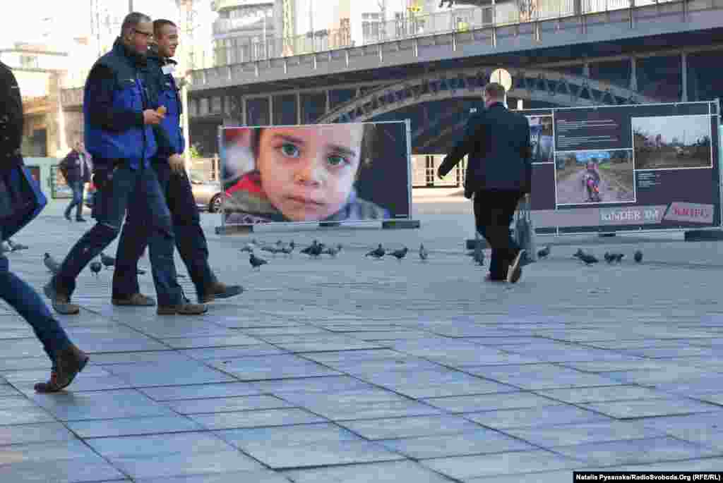 Наслідок російської агресії &ndash; це не лише сотні вбитих і поранених дітей, а й 250 тисяч внутрішніх переміщених осіб, близько 50 тисяч не мають доступу до освіти, а ще 300 тисяч живе у зоні конфлікту. Про таких маленьких громадян України розповідають 32 світлини, що їх представляють міжнародні та українські художники, журналісти, військові психологи, режисери