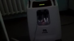 В сурхандарьинской больнице из-за отсутствия света родственникам пациентов приходится делать вентиляцию легких вручную