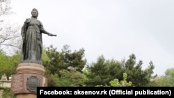 Кырымның Акъяр (Севастополь) шәһәрендә Әби-патша һәйкәле