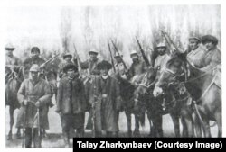 Кызыл аскерлердин катарына өткөн ыктыярчылар.
