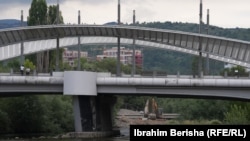 Siç shihet në këtë fotografi, urat janë në një distancë të afërt me njëra-tjetrën.