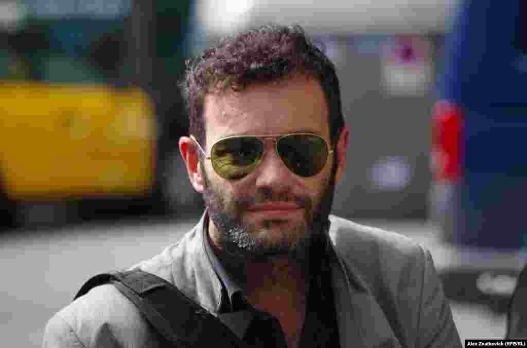 Лиош: "Ситуация сюрреалистичная и грустная. Не могу поверить. Я один из тех, кто не ходит на уличные протесты, но мне кажется, нет никаких причин отделяться от Испании. Я из Галисии, но я живу здесь уже 15 лет".&nbsp;