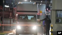 Un ofițer al poliției de frontieră poloneze dirijează mașinile care vin din Ucraina la punctul de trecere a frontierei din Medyka, Polonia, 24 februarie 2022 (imagine de arhivă).