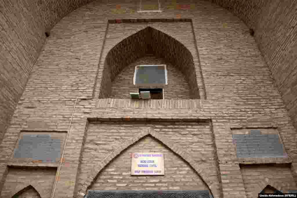 У входа в мечеть Сергазы-хана. Это место раньше называли "домом ученых".