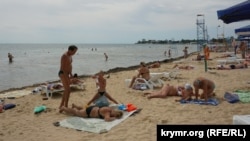 Иллюстрационное фото: Крым, Евпатория, пляж военного детского санатория, сентябрь 2015 года