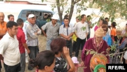 Жители поселка Красный Трудовик собрались, чтобы помешать властям снести их дома. Алматы, 16 сентября 2008 года.