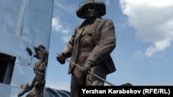 Фрагмент памятника металлургам, стоящего у Историко-культурного центра Первого президента в городе Темиртау. 5 июня 2015 года.      
