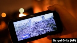 Чоловік дивиться трансляцію телеграм-каналу NEXTA Live у Мінську, серпень 2020 року