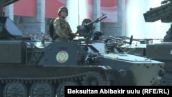 Кыргыз жоокерлери Ала-Тоо аянтындагы аскердик парадда.