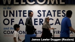 Вашингтондун Даллас аэропортуна учуп келген чет элдик жарандар. 26-июнь, 2017-жыл.