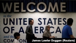 ABŞ-nyň Ýokary sudy Tramp administrasiýasynyň 2018-nji ýylda syýahat gadagançylygyny güýje girizmek baradaky gyssagly haýyşynyň käbir bölümlerini kabul edensoň, halkara ýolagçylar Waşington Dulles halkara howa menziline barýar. (arhiw suraty)