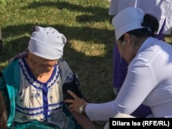 Арыстан келген адамның қан қысымын өлшеп жатқан дәрігер. Шымкент, 25 маусым 2019 жыл.