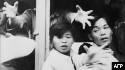 Aproape 60,000 de refugiați chinezi sosesc ilegal în Hong Kong, pe atunci colonie britanică, în încercarea de a scăpa de foametea acută din anii '60 din China, 28 mai 1962.