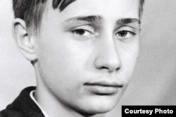 Vladimir Putin, elev al Școlii primare nr. 193 din Leningrad în anii 1960.
