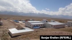 Кыргыз-кытай "Кайди" компаниясынын имараттары. Чоң-Алай, 17-август, 2012.